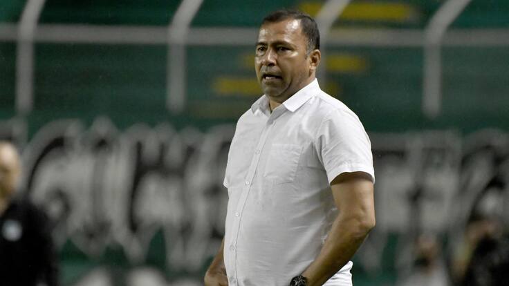 Harold Rivera, técnico de Santa Fe, en El Alargue