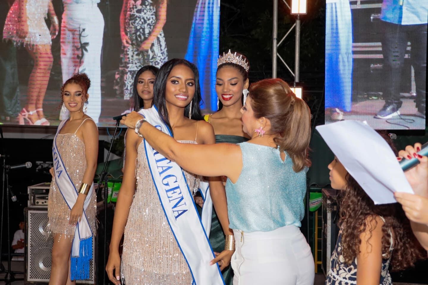 La alcaldesa de Turbaco, Claudia Espinosa, impone la banda a la representante de Cartagena en el reinado intermunicipal de turismo