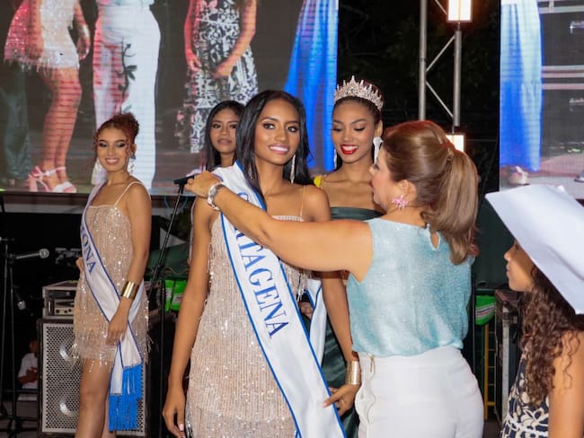 La alcaldesa de Turbaco, Claudia Espinosa, impone la banda a la representante de Cartagena en el reinado intermunicipal de turismo