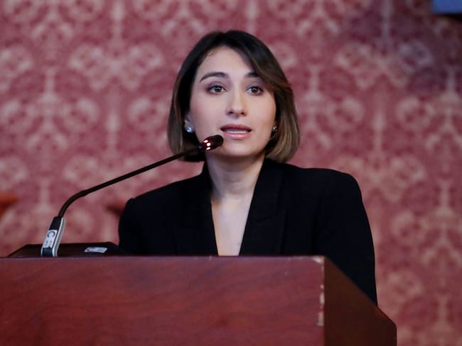 AME494. BOGOTÁ (COLOMBIA), 03/07/2025.- Fotografía de archivo del 27 de marzo de 2025 de la entonces canciller de Colombia, Laura Sarabia, hablando en una rueda de prensa en Bogotá (Colombia). La ministra de Relaciones Exteriores de Colombia, Laura Sarabia, que fue mano derecha del presidente Gustavo Petro, presentó este jueves su renuncia al cargo por diferencias con decisiones del Gobierno. EFE/ Carlos Ortega / ARCHIVO
