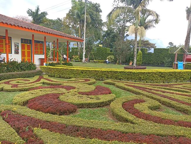 Hermoso jardín en una finca hotel restaurante, La Rivera, en Calarcá, Quindío. Foto Adrián Trejos