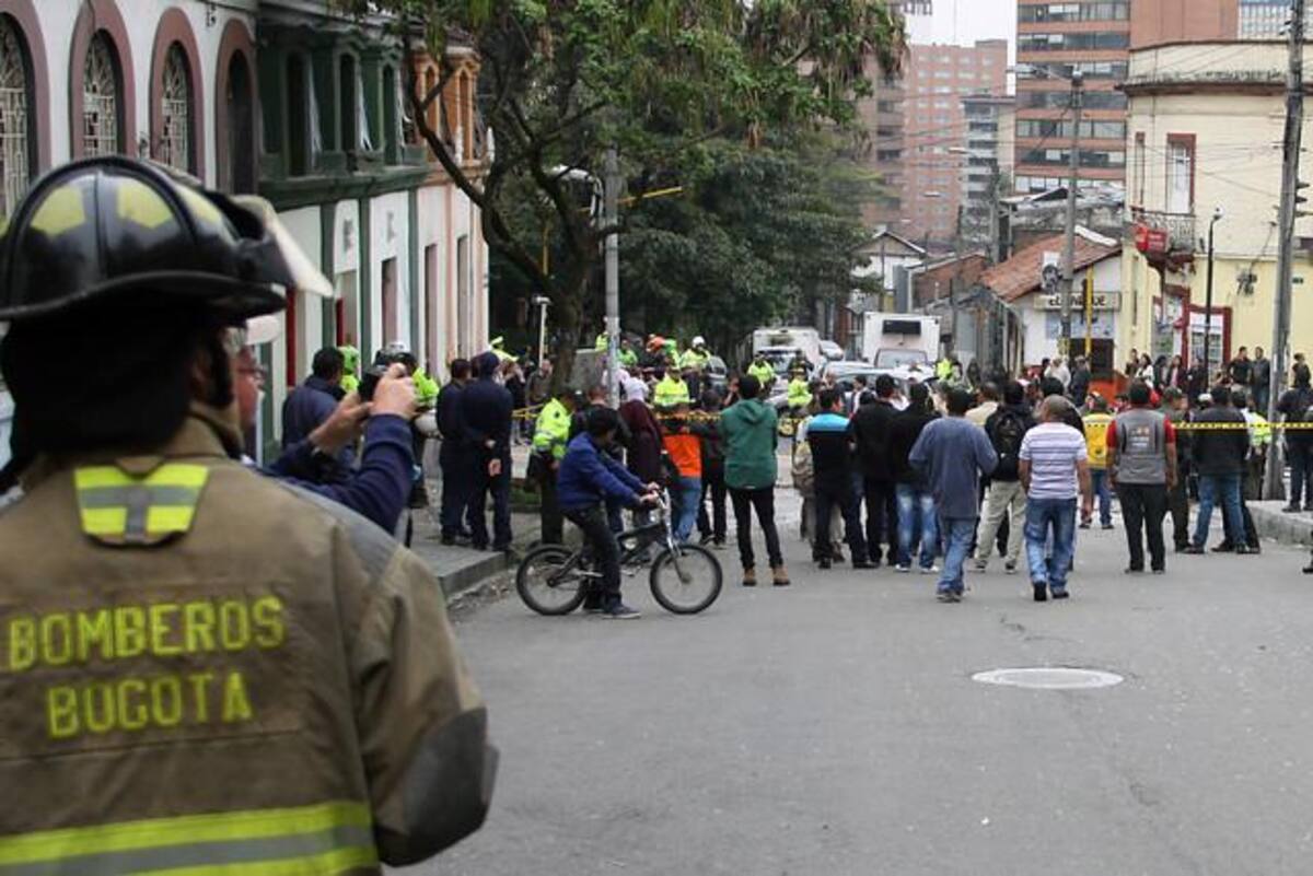 Un paquete sospechoso en el sector alertó a las autoridades que, cuando verificaron el contenido, hallaron una carga explosiva que contenía, entre otros elementos, metralla. Bomberos de Bogotá atendieron a los vecinos de varias viviendas aledañas que resultaron afectadas por la explosión controlada.