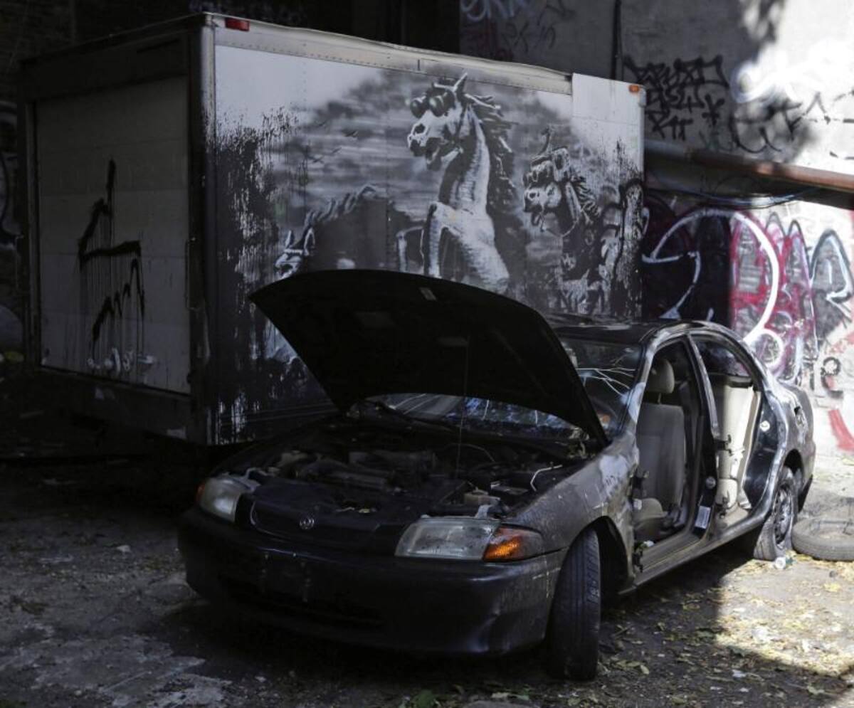Imagen del grafiti "Caballo loco", del artista callejero británico "Banksy".