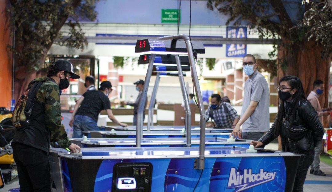 Las máquinas de hockey son unas de las atracciones que más se desinfectan por la alta manipulación de las manoplas.