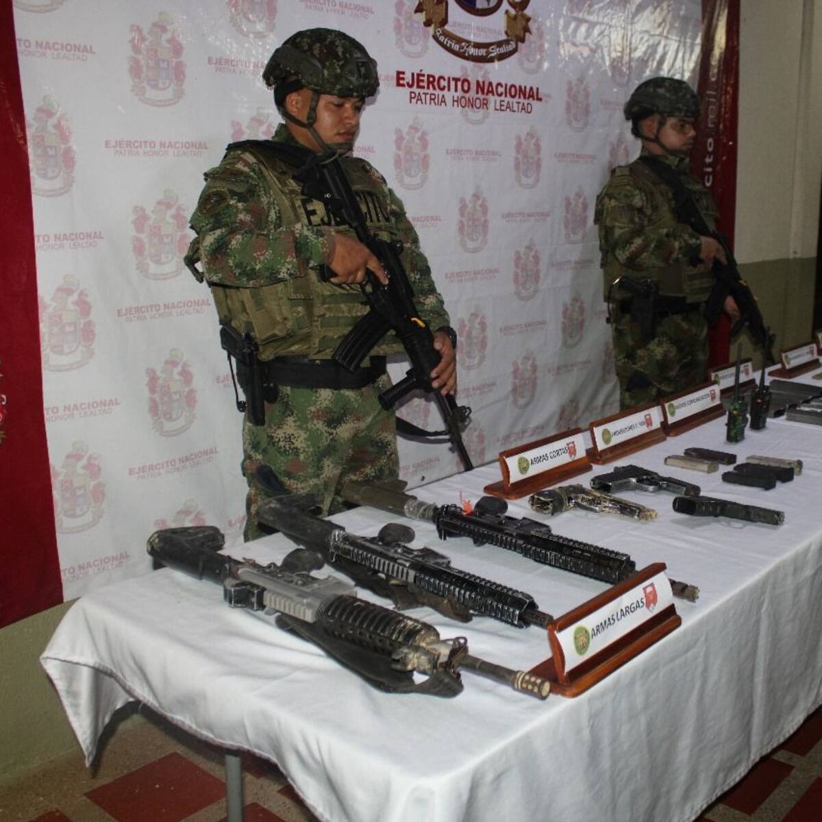 Uno de los ilegales muerto en combates con el ejército fue arrastrado por el río Nechí