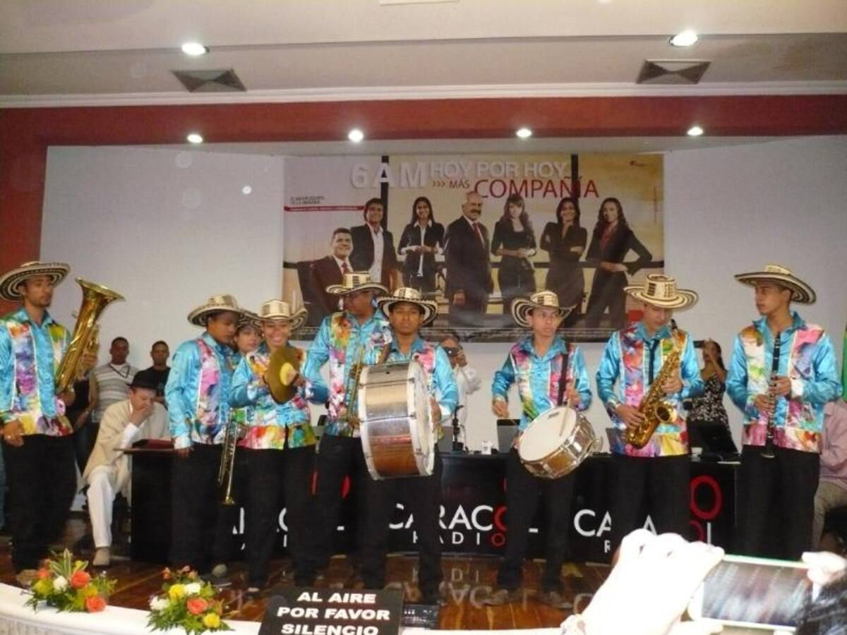 Darío Arizmendi y su equipo desde la heroica, mostrando lo mejor de la ciudad y sus gentes. Foto: Caracol Radio.