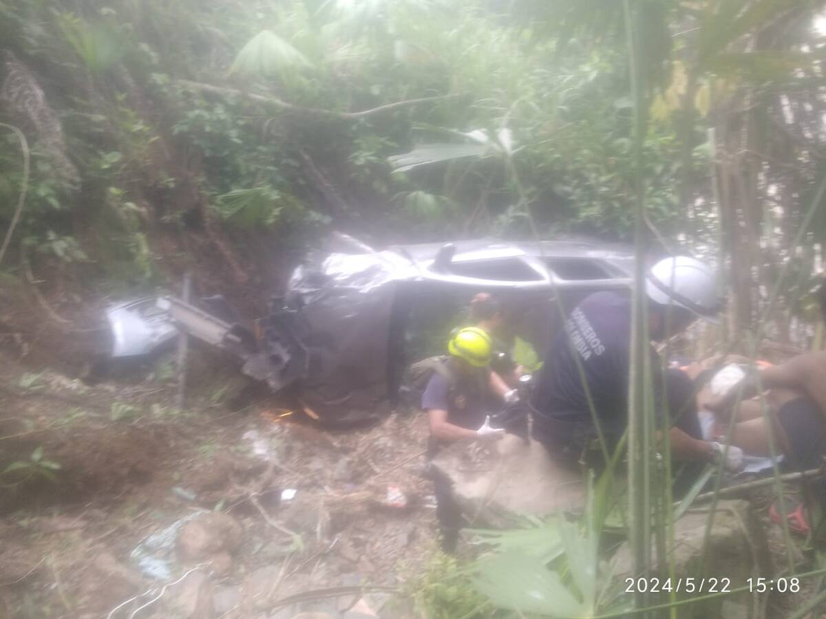 Un carro rodó por una ladera de 15 metros en la vía Manizales - Medellín