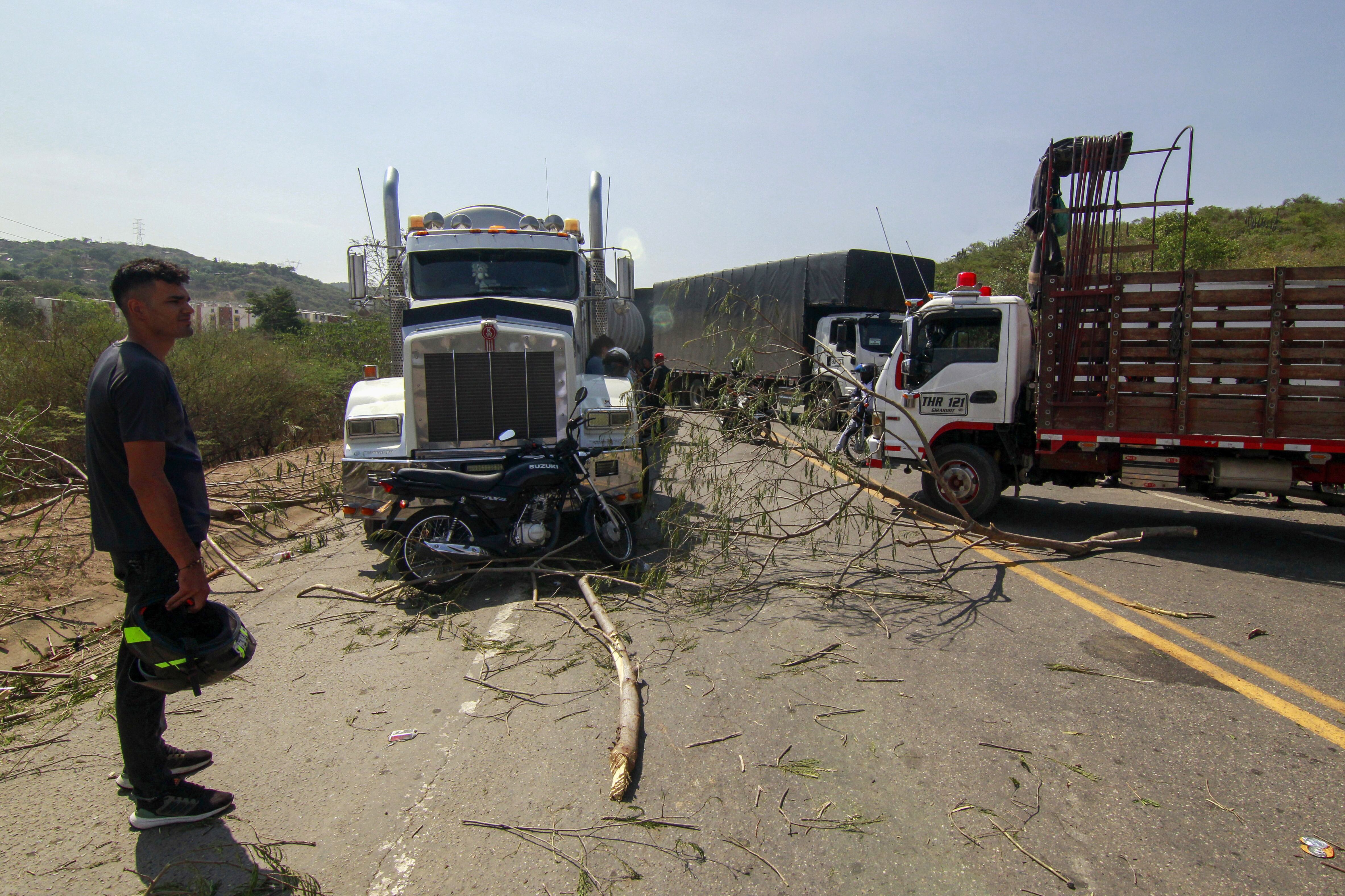 Vía bloqueada por camiones durante una protesta este martes, en Cúcuta (Colombia). EFE/ Mario Caicedo