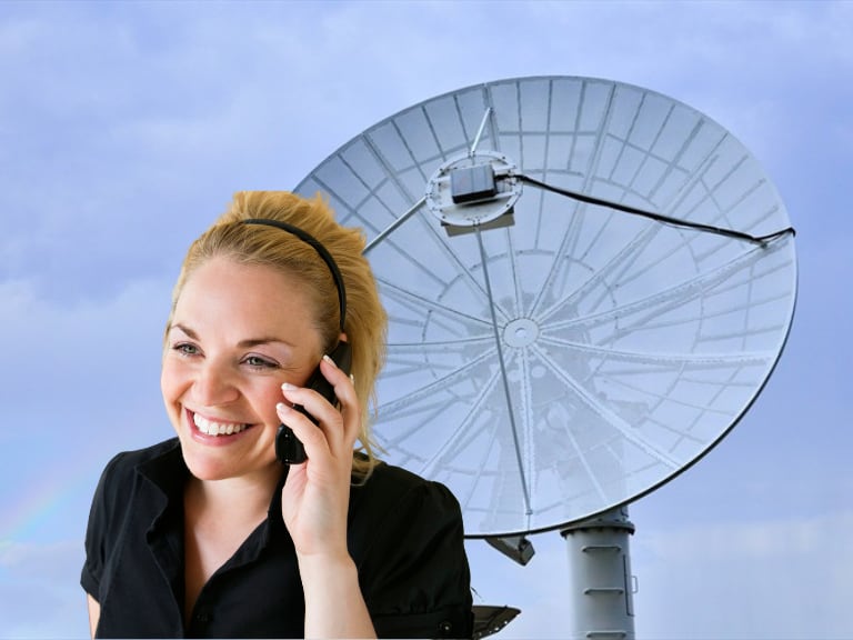 Imagen de referencia | Antena para la señal de las comunicaciones - Persona hablando por teléfono: Getty Images.