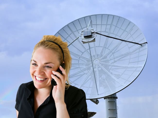 Imagen de referencia | Antena para la señal de las comunicaciones - Persona hablando por teléfono: Getty Images.