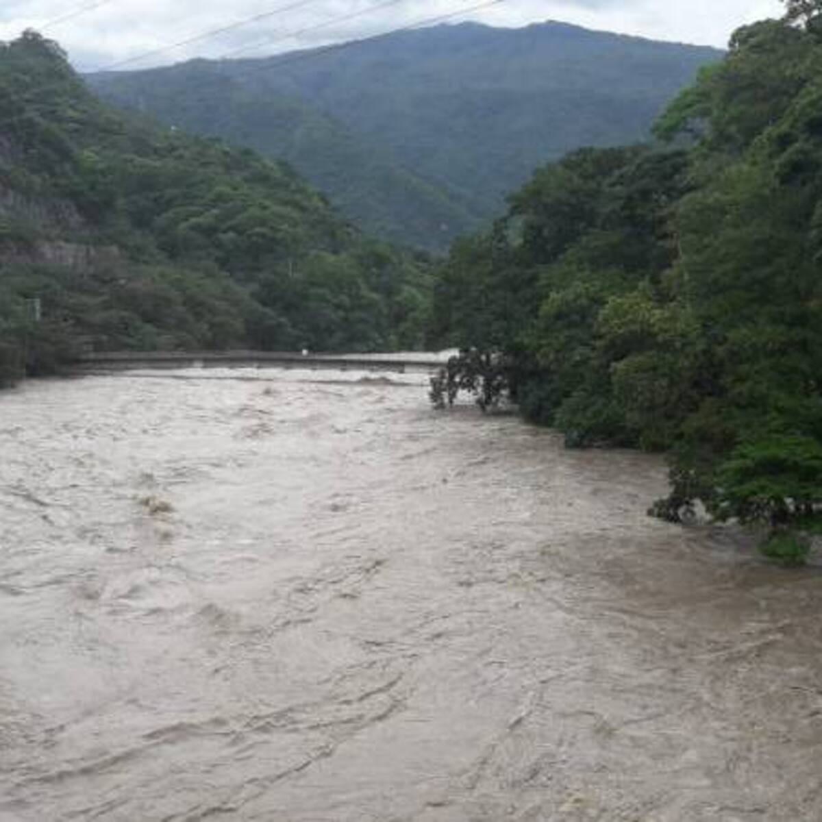 10 municipios de Antioquia en alerta por represamiento de un río en Dpto. de Caldas