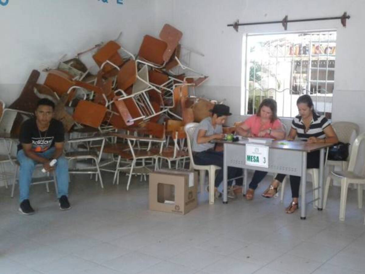 Ciudadanos llevan sus propios lapiceros para evitar fraudes