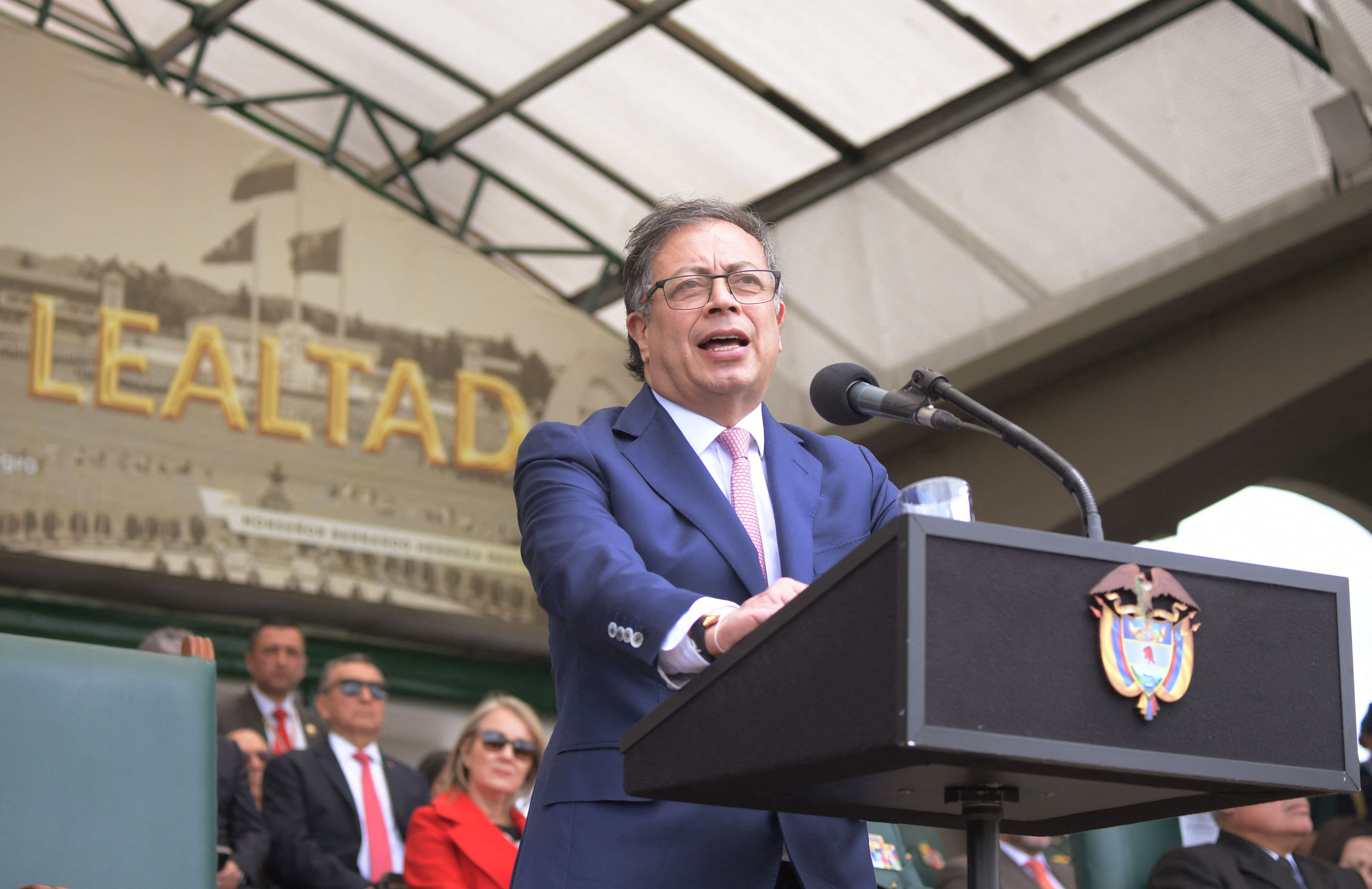 Presidente Gustavo Petro, pronuncia un discurso durante una ceremonia militar en la Escuela Militar José María Córdova en Bogotá el 2 de junio de 2023. Foto de DANIEL MUNOZ/AFP a través de Getty Images.