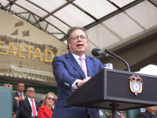Presidente Gustavo Petro, pronuncia un discurso durante una ceremonia militar en la Escuela Militar José María Córdova en Bogotá el 2 de junio de 2023. Foto de DANIEL MUNOZ/AFP a través de Getty Images.
