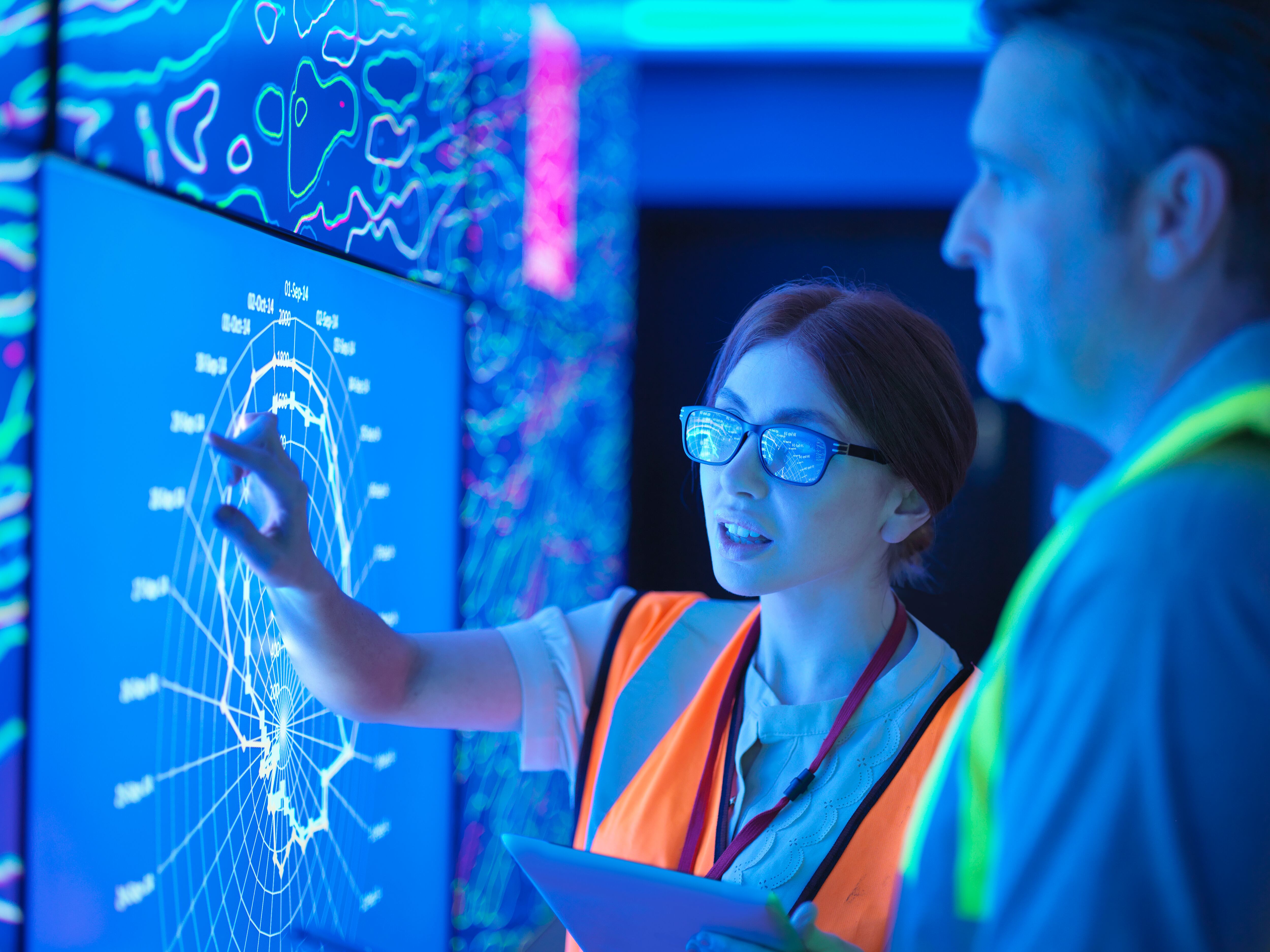 Personas observando una gráfica de referenciación ambiental (Foto vía Getty Images)