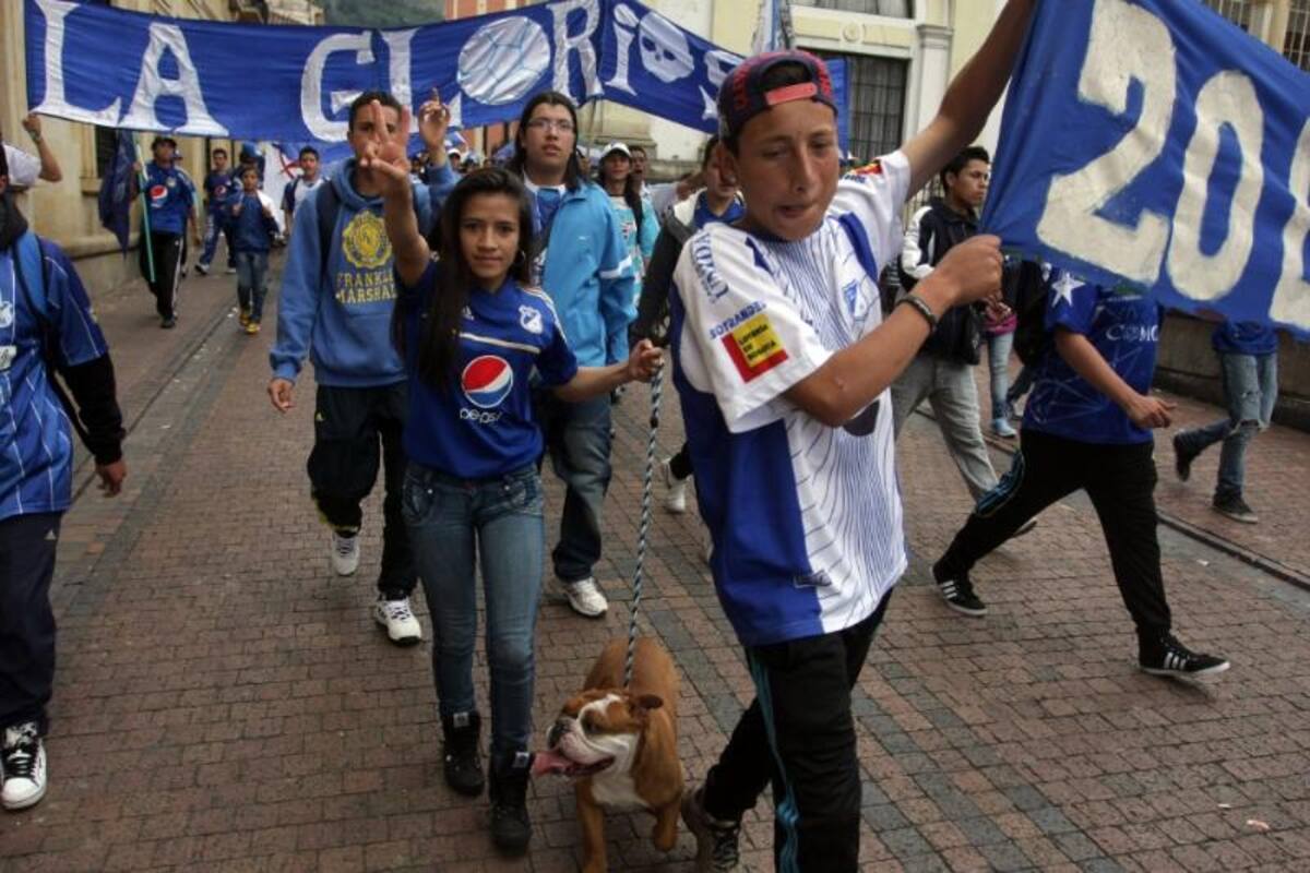 Hinchas de todas las edades salieron a las calles bogotanas para celebrar. Foto: COLPRENSA ©