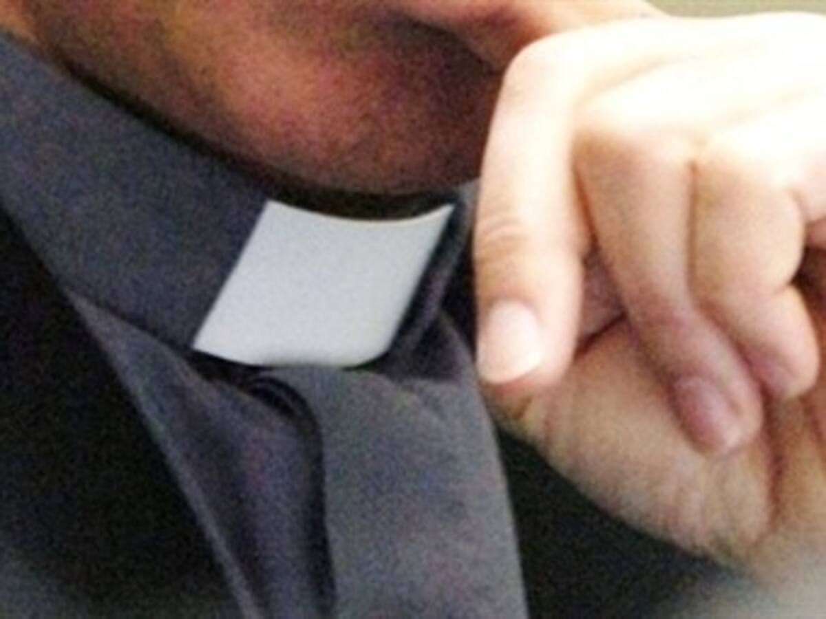 Polémica por cura que anuncia durante una misa su matrimonio y el embarazo de su novia