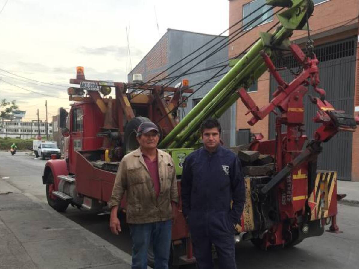 En los zapatos de quienes recogen vehículos en grúas en Bogotá