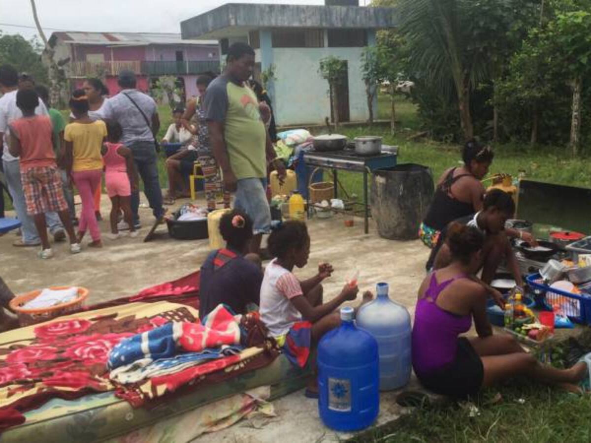 En Santa María una familia duerme frente a las ruinas de su casa