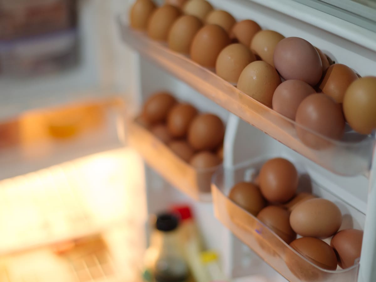 ¿Por qué no se deben guardar los huevos en la puerta de la nevera?