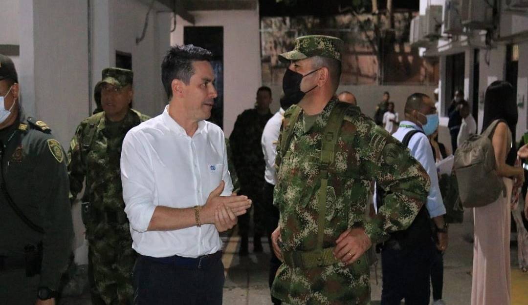 El alcalde Carlos Ordosgoitia en reunión con la Fuerza Pública.