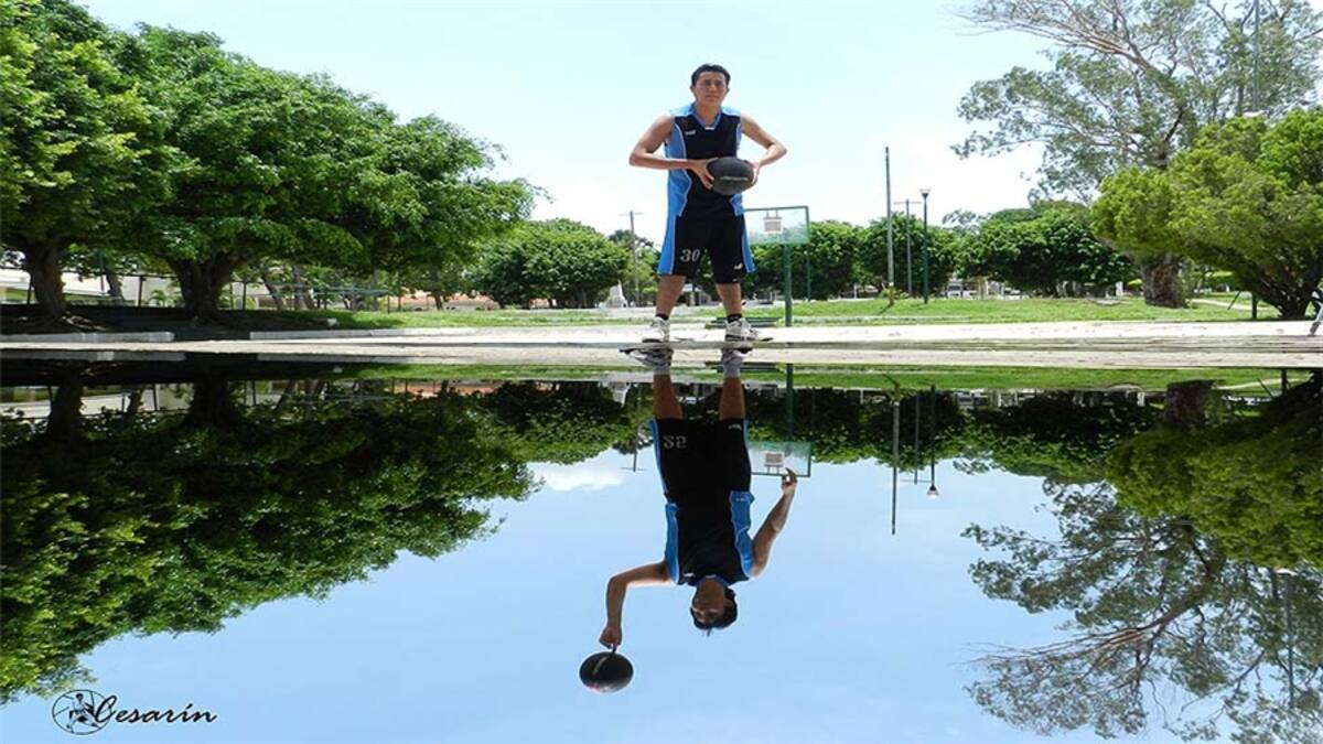 El beso a contraluz de esta pareja nos lo envía Edgar Latuff desde Valencia,Venezuela.