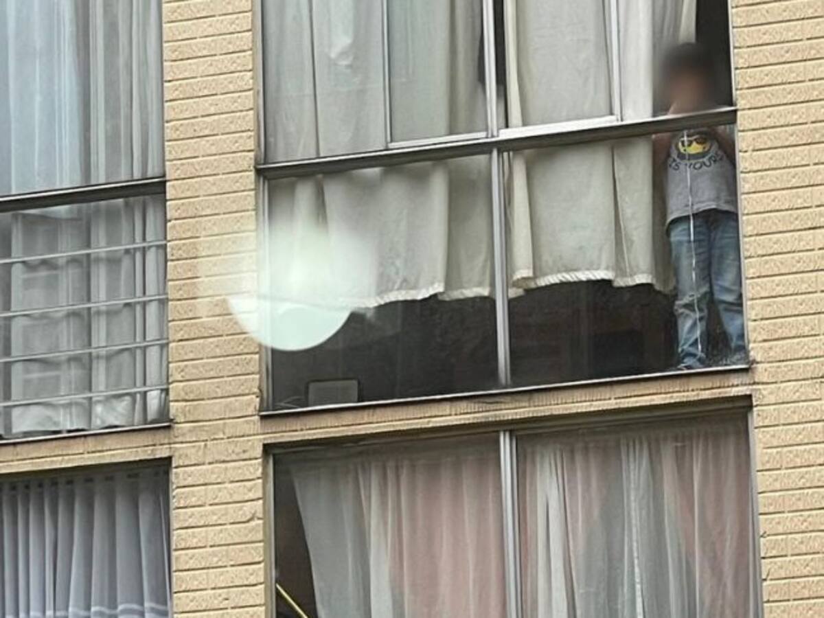 Niño de 8 años fue abandonado en una vivienda en Bogotá: pedía comida y ayuda