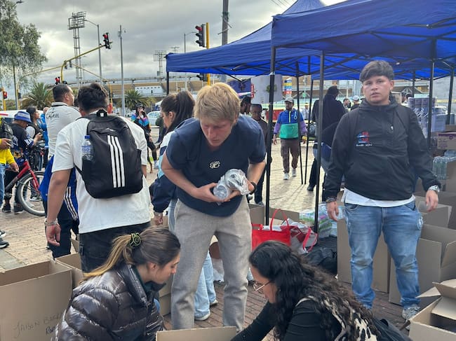 Andrés Llinás en el centro de acopio organizado por hinchas de Millonarios / Juan Sebastián Ariza.