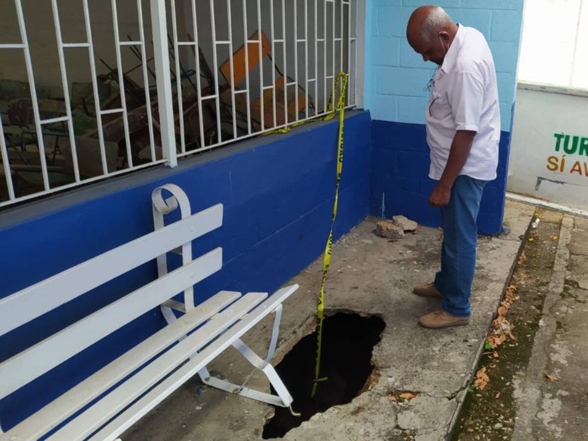 Colegio de Turbaco en peligro por un hueco profundo en uno de los pasillos