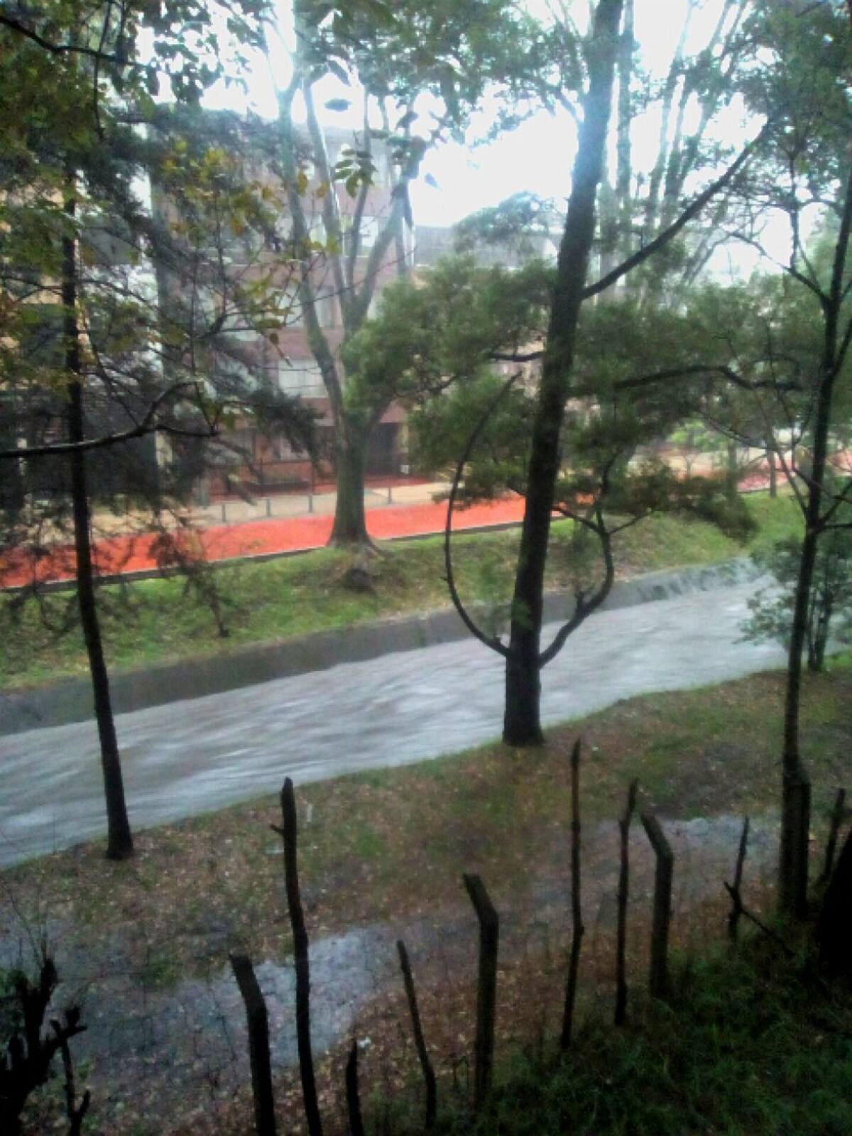 El río Arzobispo a punto de desbordarse ubicado en la Carrera 24 con 45.