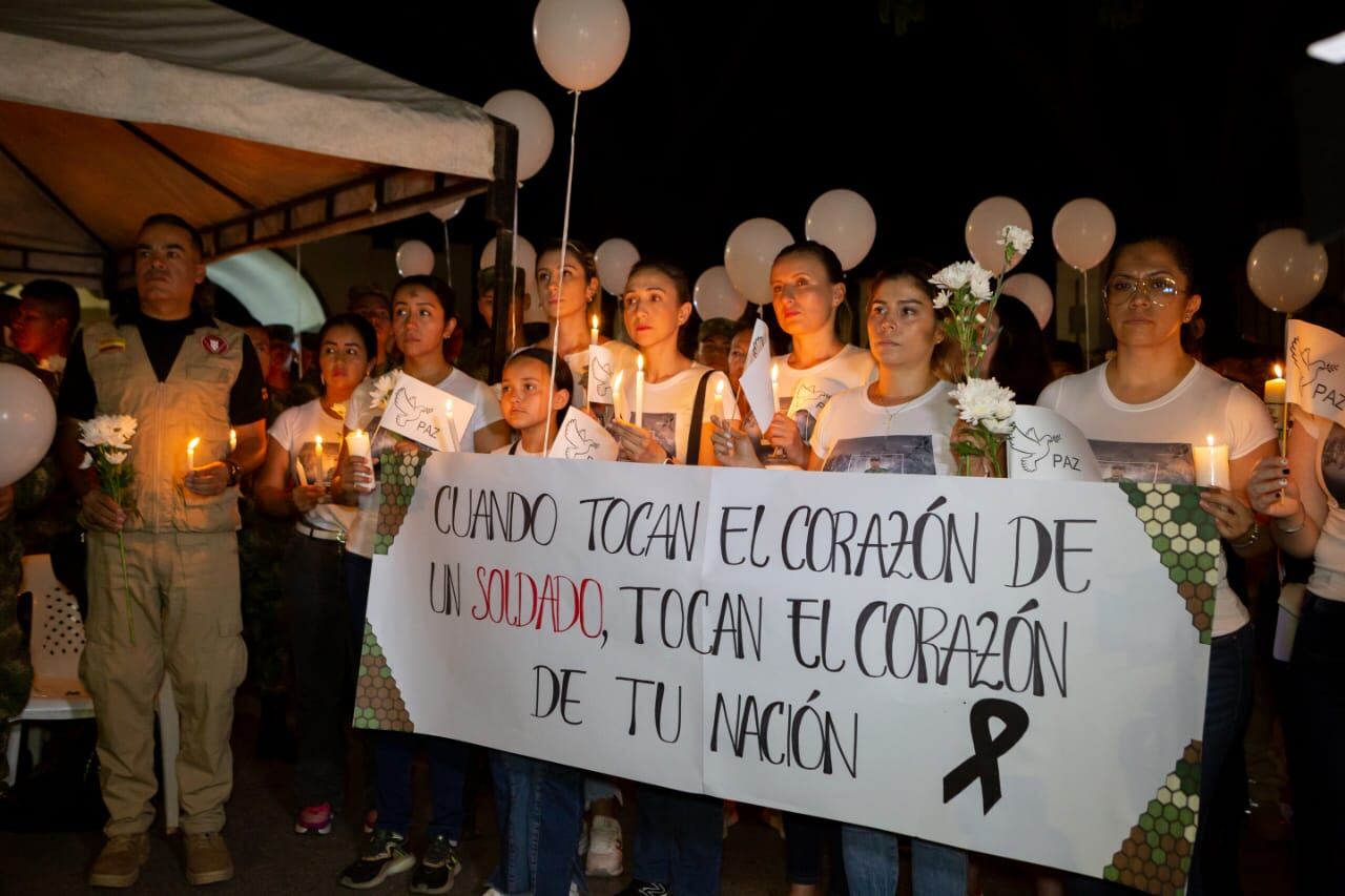 Con globos blancos, pancartas, flores y velas; los huilenses repudiaron el violento hecho que hoy no solo enluta a la familia Ejército Nacional.