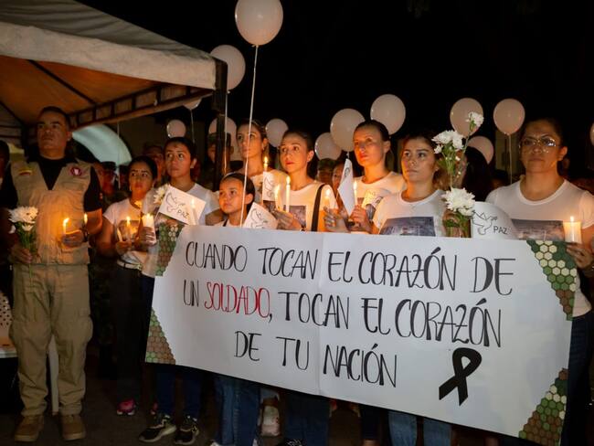 Con globos blancos, pancartas, flores y velas; los huilenses repudiaron el violento hecho que hoy no solo enluta a la familia Ejército Nacional.