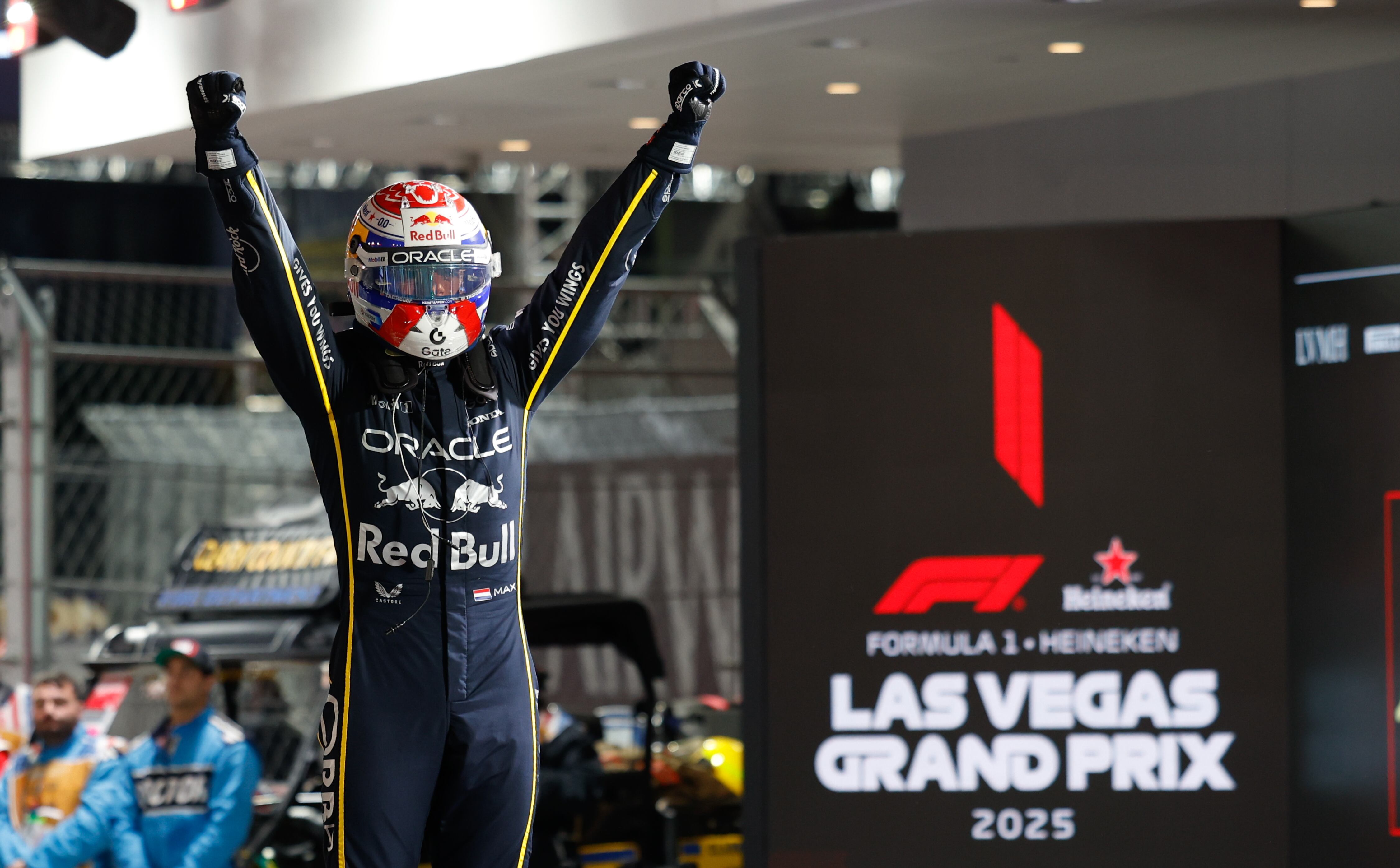 Max Verstappen celebra su primer lugar en el Gran Premio de Las Vegas. (Photo by Stephanie Tacy/NurPhoto via Getty Images)