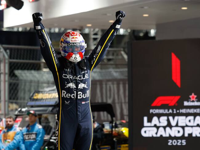 Max Verstappen celebra su primer lugar en el Gran Premio de Las Vegas. (Photo by Stephanie Tacy/NurPhoto via Getty Images)