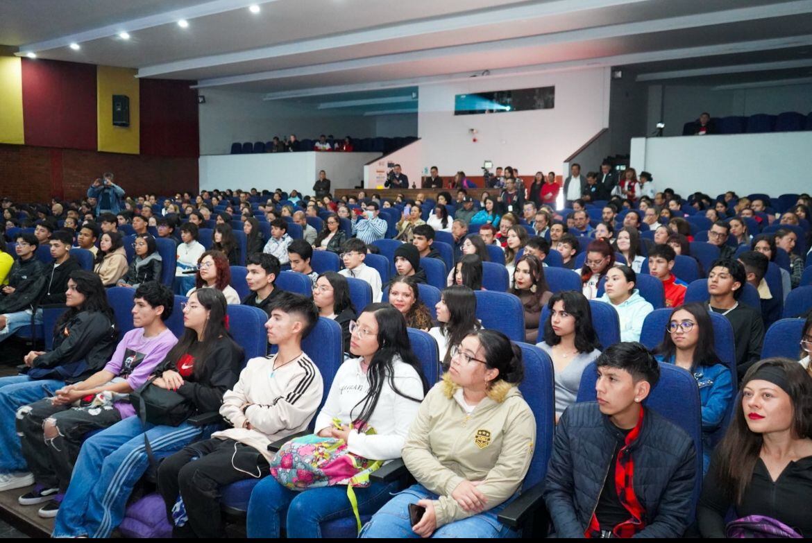 Jóvenes a la E Regional. Foto: Cuenta de X de @JulianPerioJr