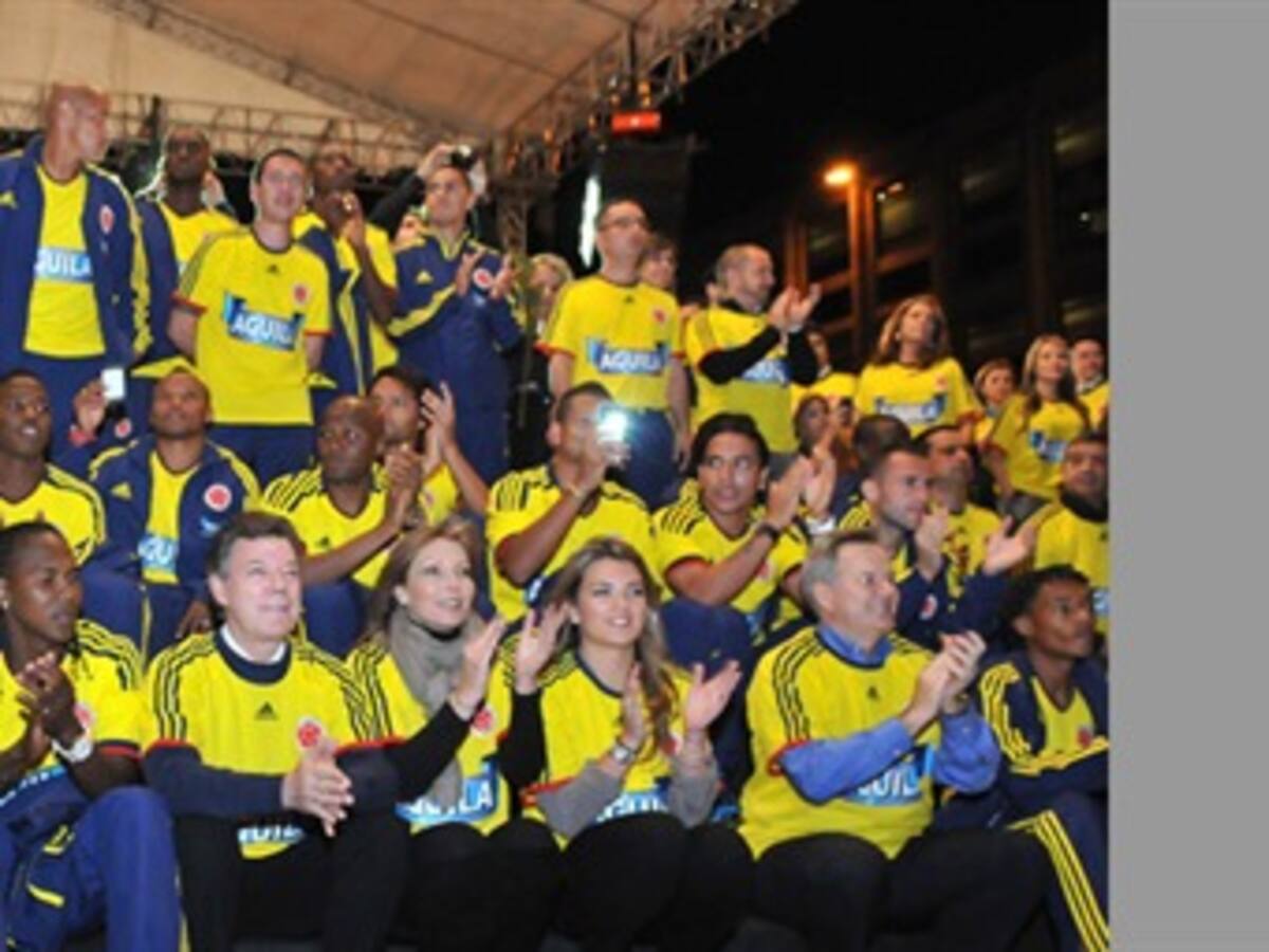 Presidente Santos hizo entrega oficial de la Bandera de la Alegría a la Selección Colombia