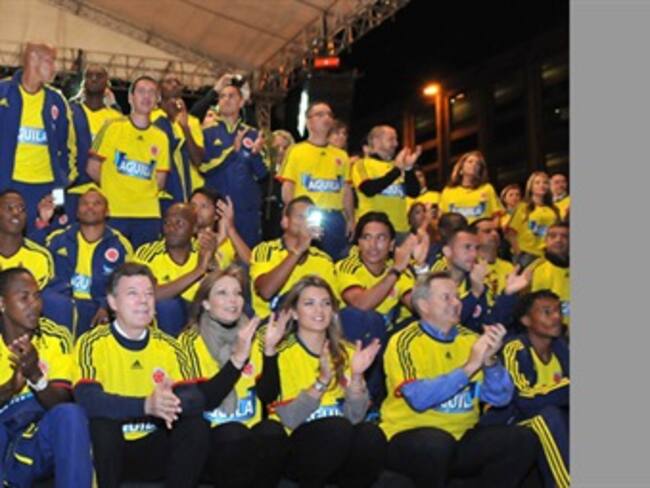 Presidente Santos hizo entrega oficial de la Bandera de la Alegría a la Selección Colombia