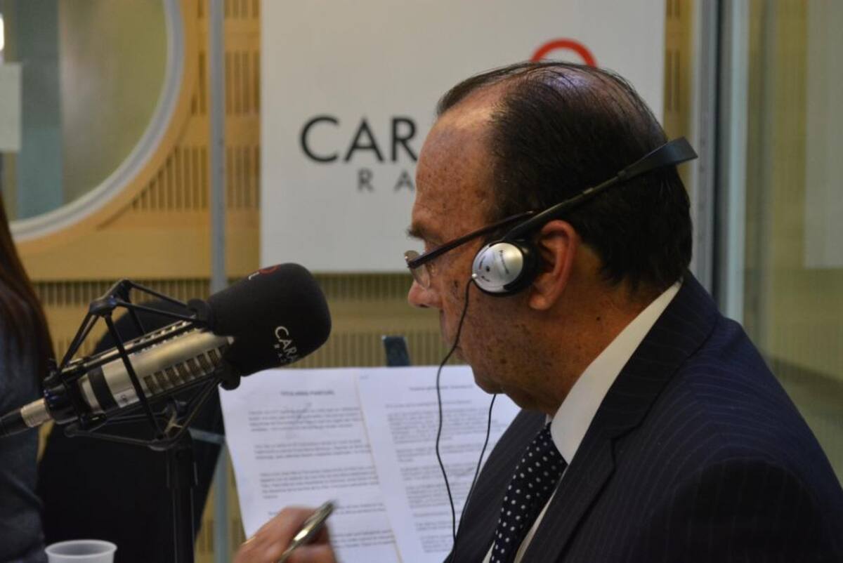 Tras dos décadas de estar inundando de humor a los colombianos, el admirado periodista se retira de La Luciérnaga, vea como desarrolla su último programa.