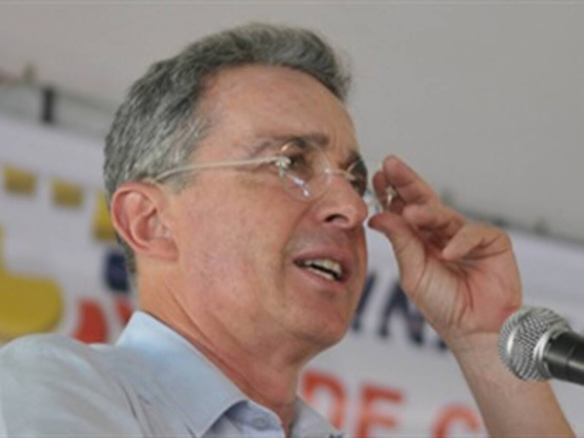 Presidente Uribe negó a los concejales diálogos con las Farc y el ELN