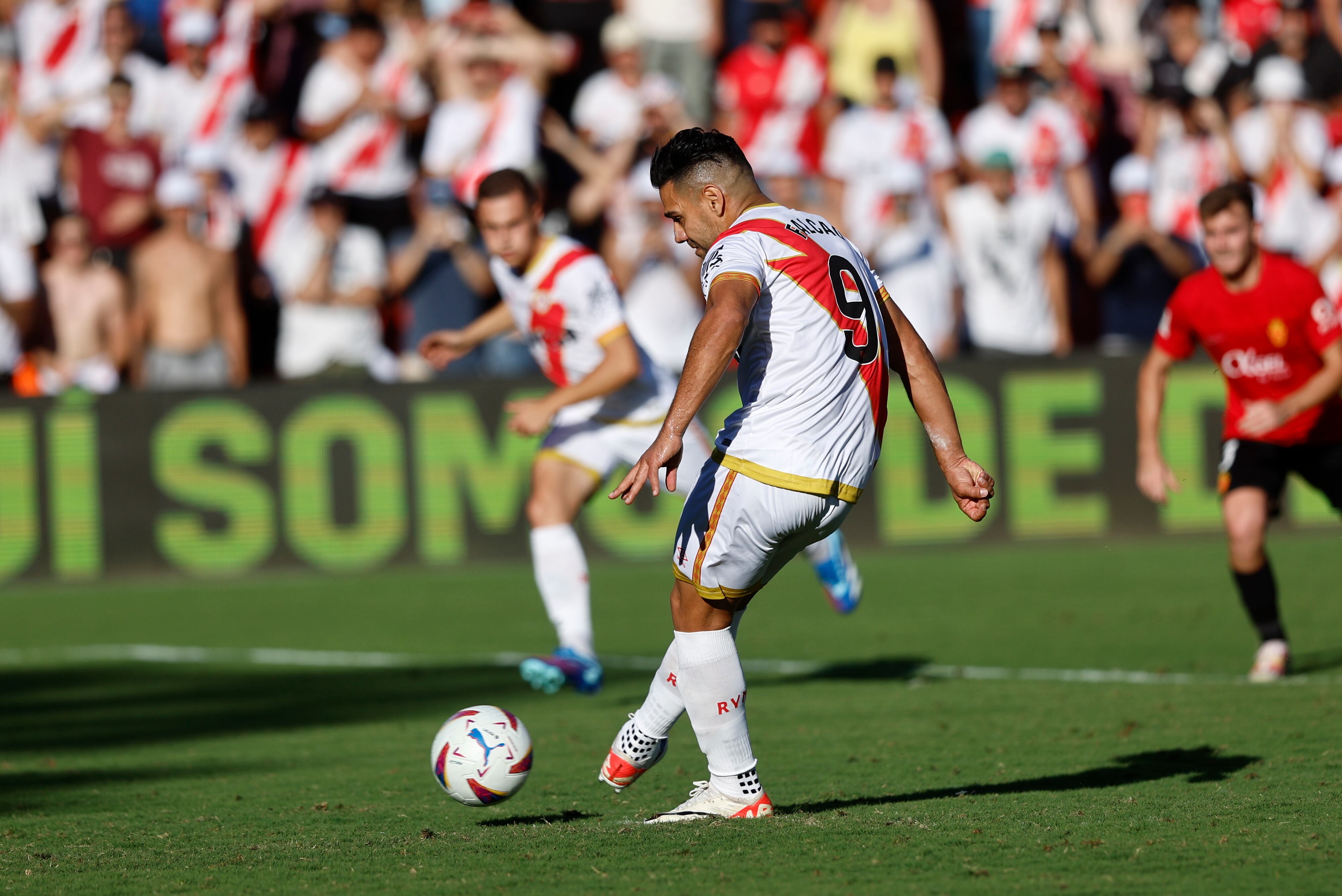 Falcao cobrando el penalti del empate del Rayo Vallecano 2-2 ante el Mallorca. EFE/Rodrigo Jiménez