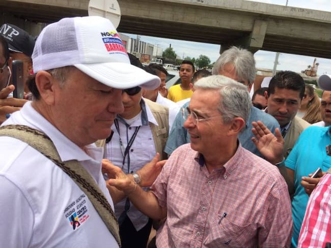 Uribe pide al Gobierno &quot;no seguir haciéndole trampa a la democracia&quot;