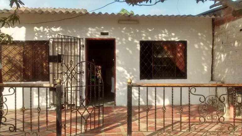 En la puerta de esta residencia fue atacado a bala el patrullero por el delincuente