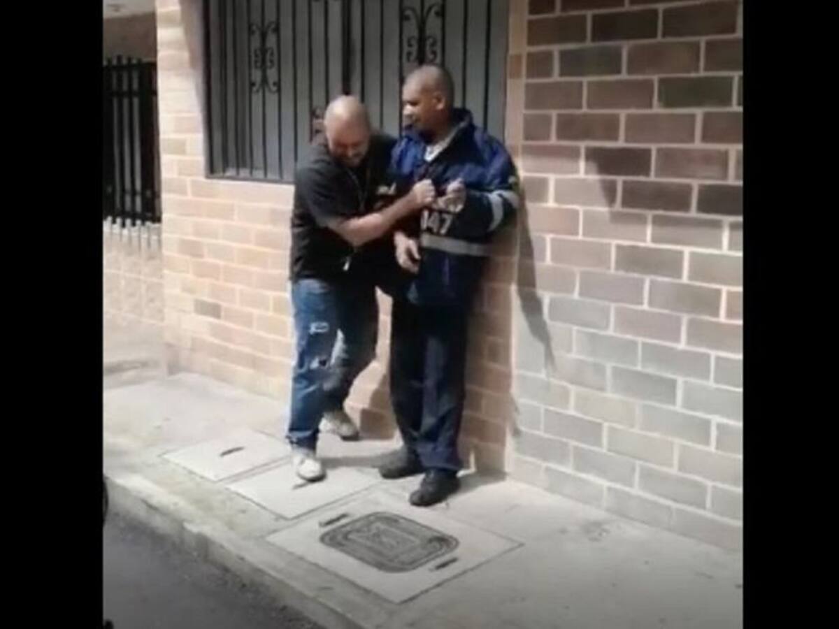 Video: Agente de Tránsito fue sorprendido borracho en Sabaneta