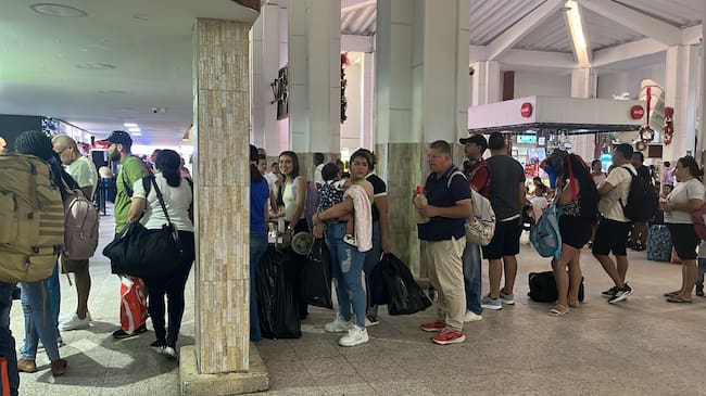 Personas realizando filas en la Terminal de transporte de Barranquilla. Foto: Caracol Radio.