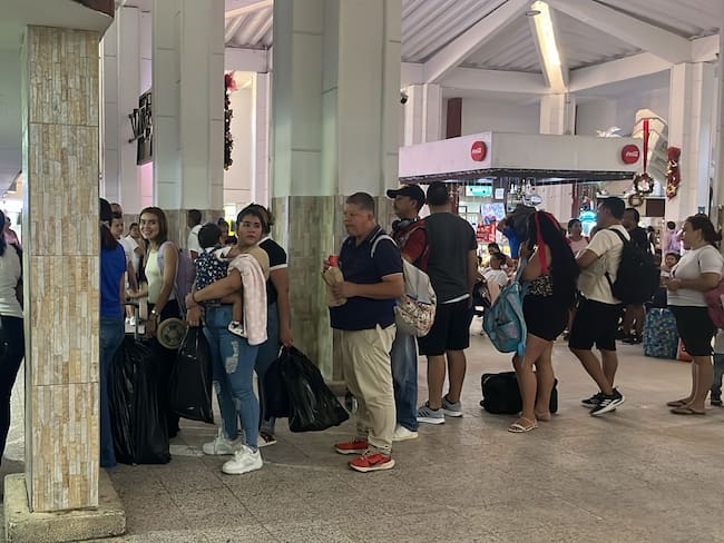 Personas realizando filas en la Terminal de transporte de Barranquilla. Foto: Caracol Radio.