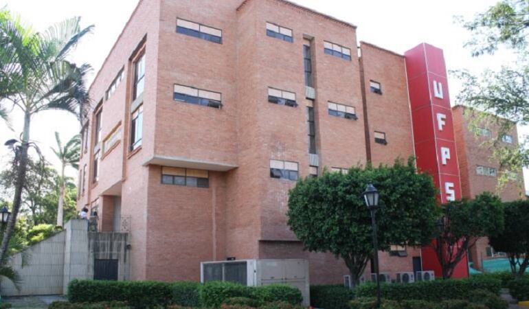 Un grupo de universitarios rechaza la reelección de Héctor Parra