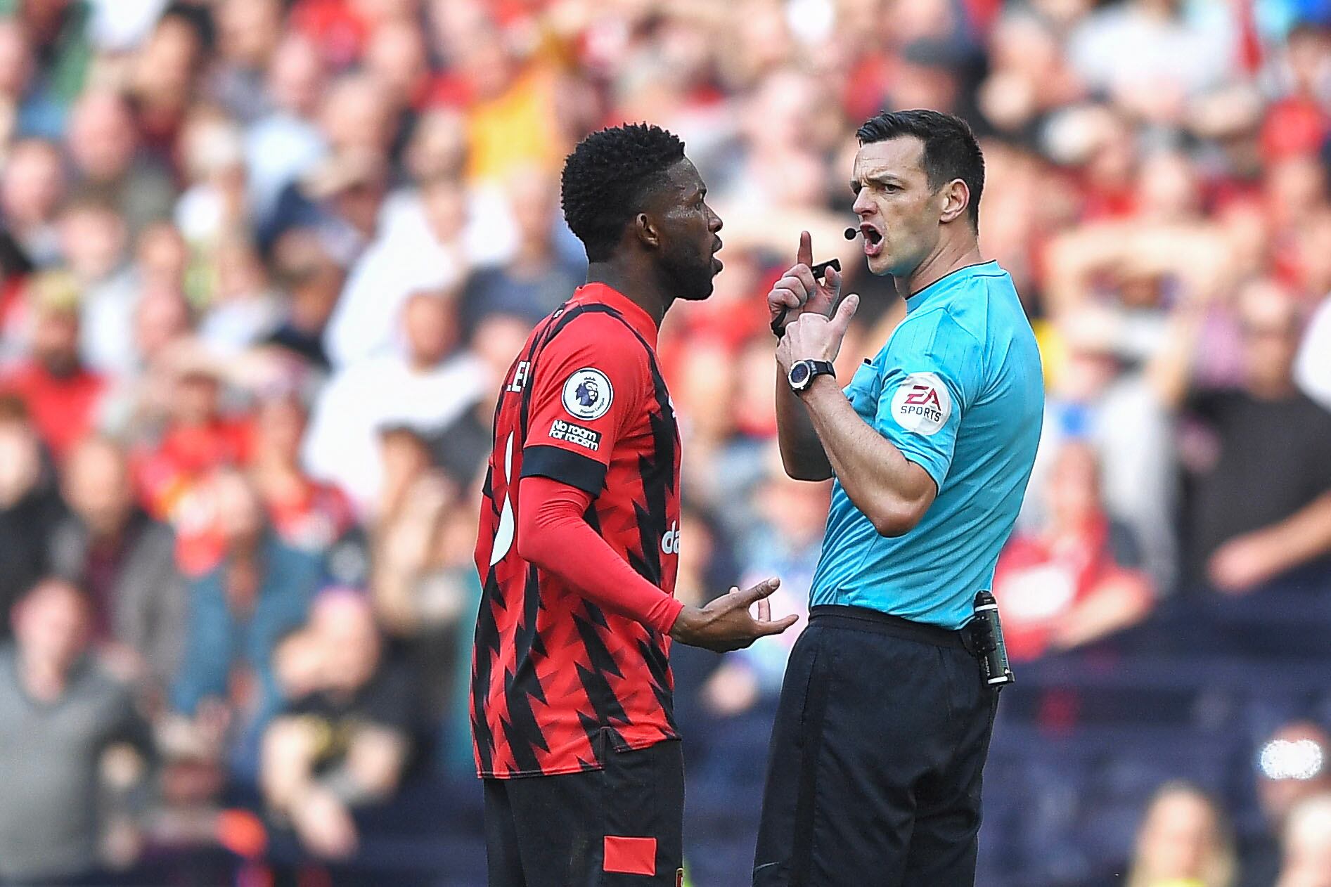 Jefferson Lerma discute con el árbitro del juego. EFE/EPA/Vince Mignott