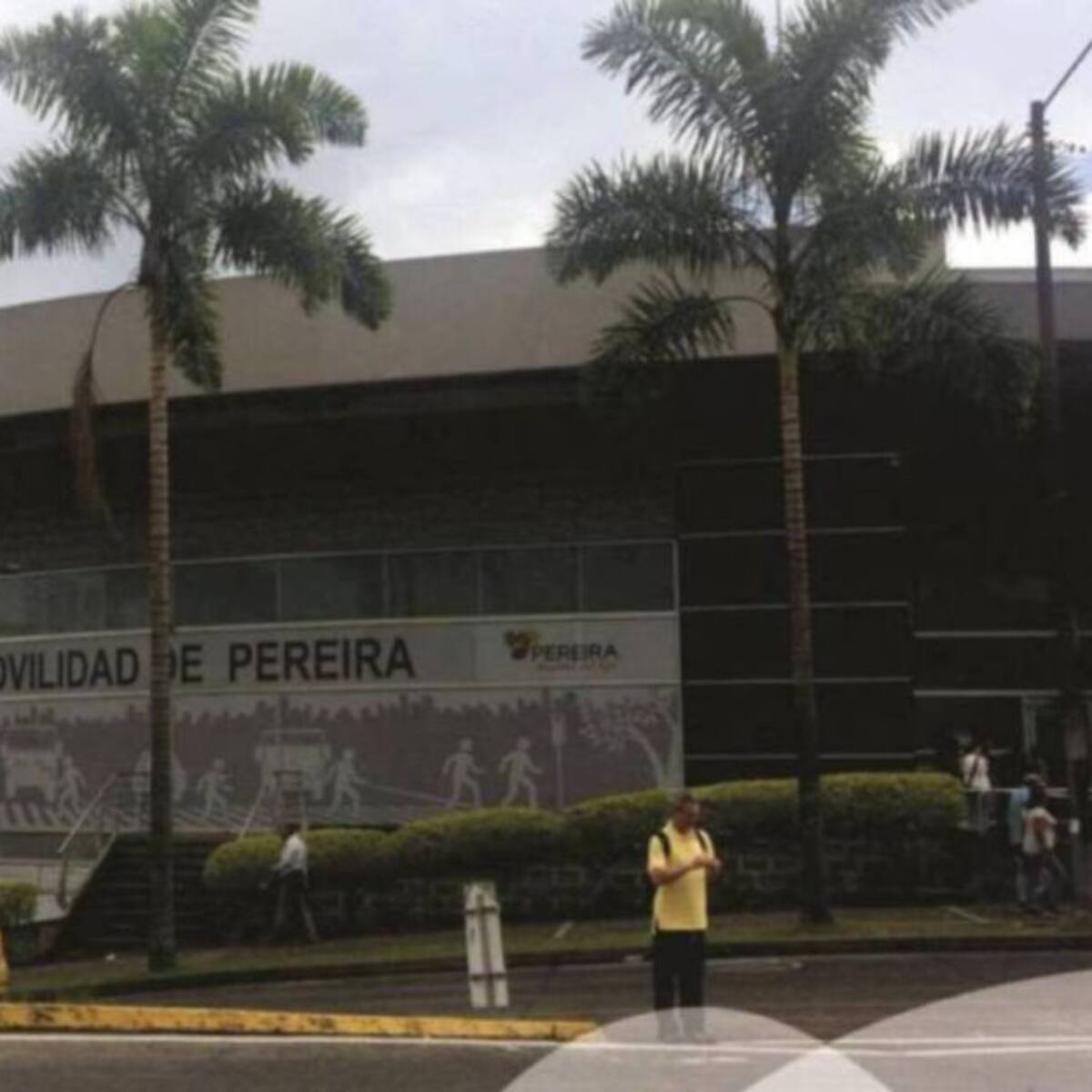 Agente de tránsito habría agredido a motociclista en plena vía pública