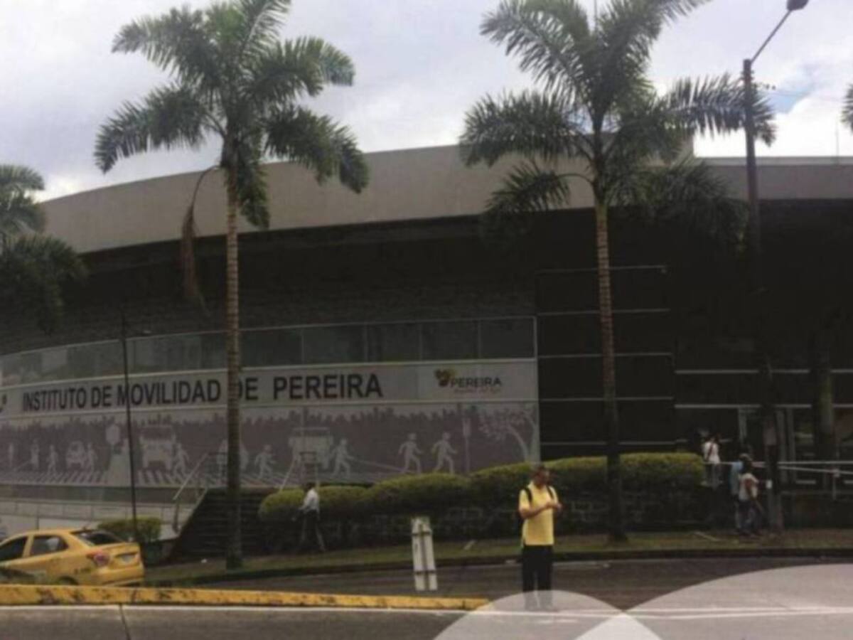 Agente de tránsito habría agredido a motociclista en plena vía pública