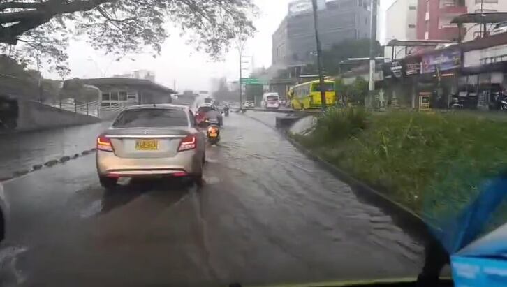 Crecientes súbitas, colapso de alcantarillas e inundaciones: Balance de las lluvias de este jueves. 